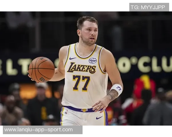 慈世平分享湖人亲子活动瞬间感谢东契奇詹姆斯与孙女合影留念